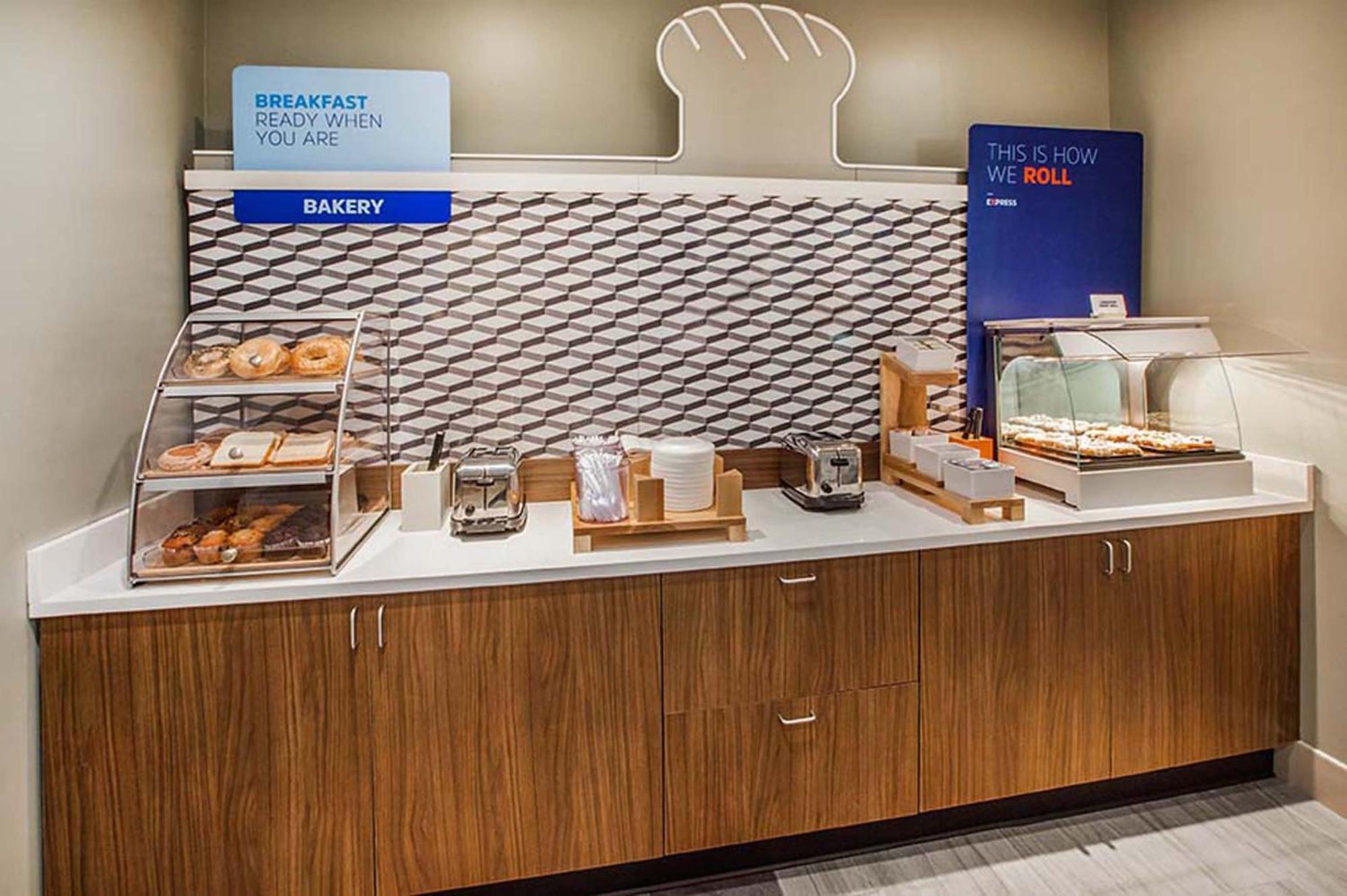 Hotel Holiday Express & Detroit-utica By Ihg